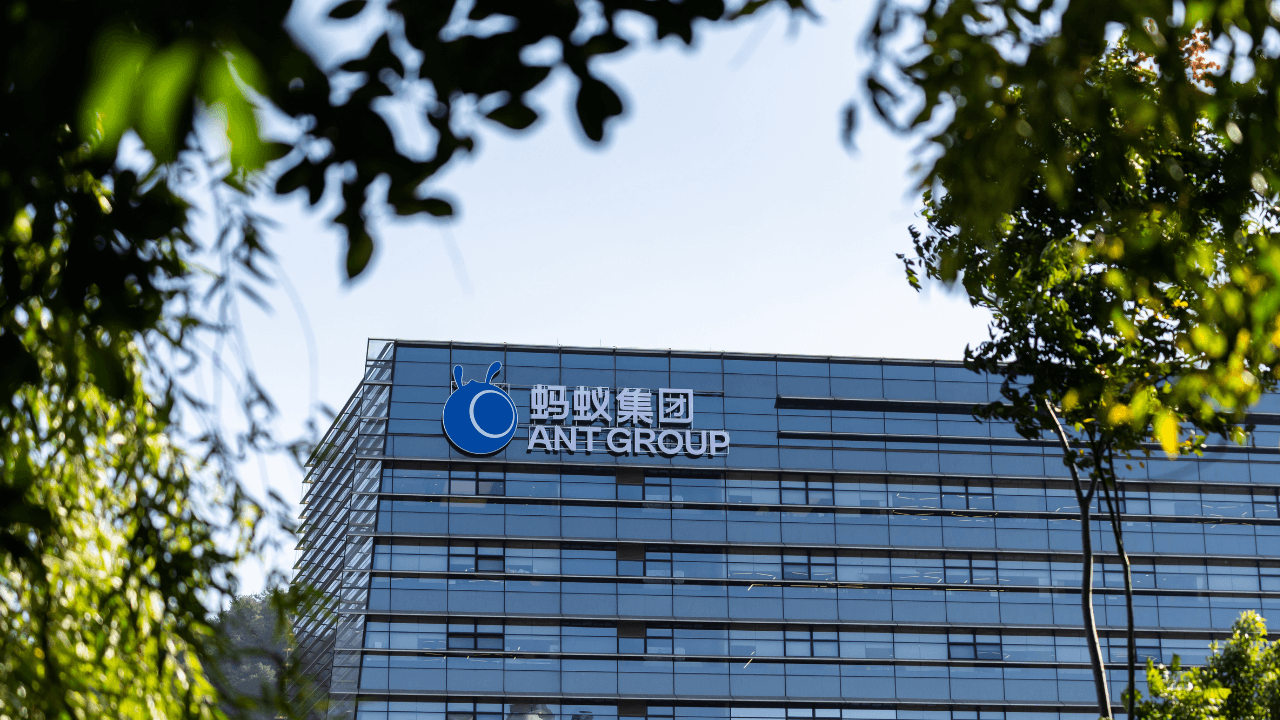Ant Group, finansal işlemler için geliştirdiği yeni yapay zeka modelini açık kaynaklı olarak yayınladı
