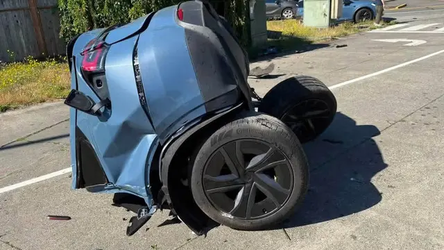 Otonom Sürüş Sırasında Kaza Yapan Bir Tesla, İkiye Bölündü!