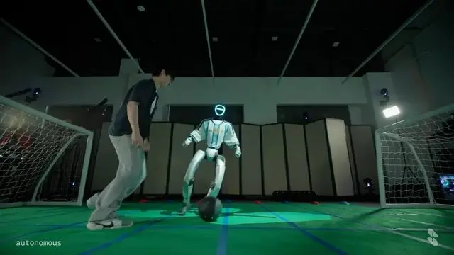 140 Yıllık Sanal Futbol Eğitimi Alan Robot Sahaya Çıktı: Karşınızda "Messinator"!